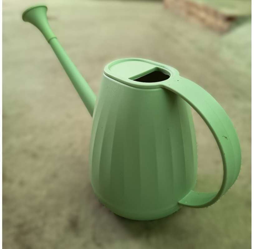 Regadera de plástico verde