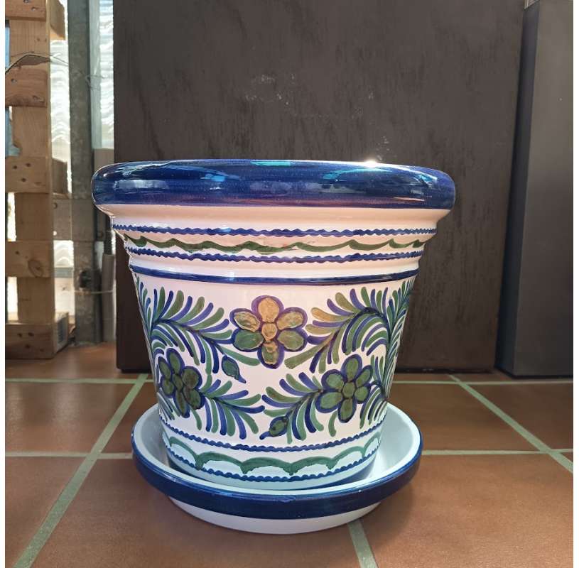 Maceta de cerámica con flores