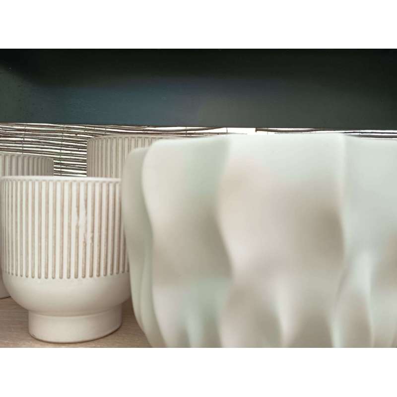 Macetas de cerámica, diseñadas en vivos colores y atractivas formas